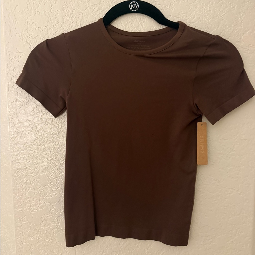 NWT SKIMS Soft Smoothing Seamless Tee in Cocoa